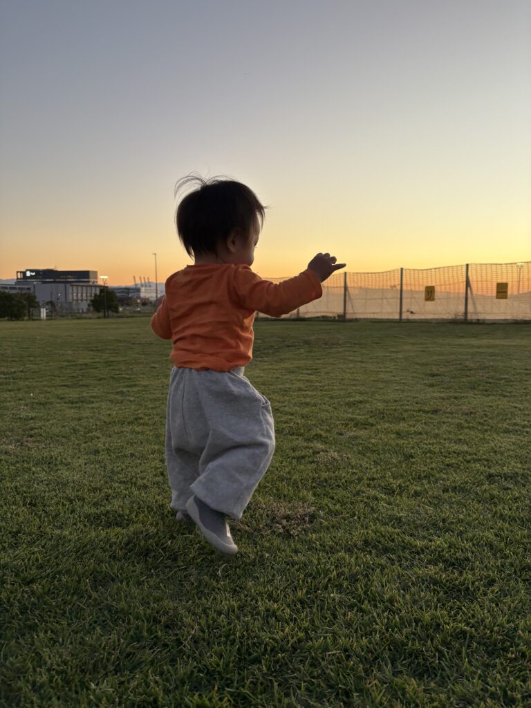 福岡移住後に家族で公園に散歩に出掛けている風景